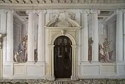 Воины за колоннами