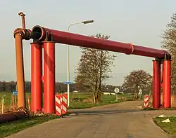 Надземный переход через автодорогу дорогу балочного типа.