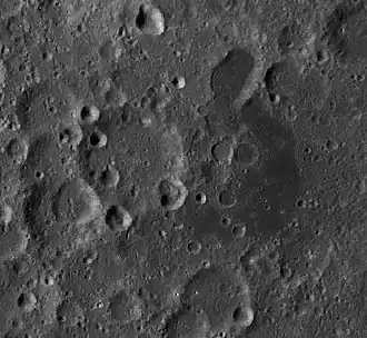 Снимок зонда Lunar Reconnaissance Orbiter. Кратер Тициус левее центра, правее центра Озеро Одиночества, выше и правее центра – затопленный лавой кратер Боудич.