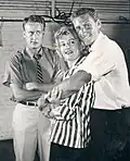 Слева направо: Том Постон[англ.], Констанс Форд и Роберт Элстон в бродвейской постановке «Золотистая оборка» (1959)