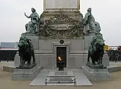 Могила Неизвестному солдату у подножия колонны