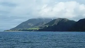 Мыс и ветряные электростанции. Вид с парома в проливе Кука