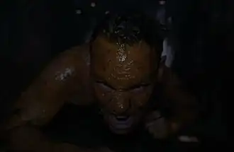 Юджин Тумс, покрытый собственной желчью, ползёт за Малдером под эскалатором.