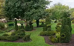 Топиарий (парк стриженных кустарников) центра дизайна. Колумбус, Огайо, США. 1989