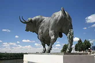 Памятник в честь фестиваля «Бык на лугу»