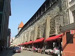 Торговые лотки рядом с башней Хеллеман в 2011 году