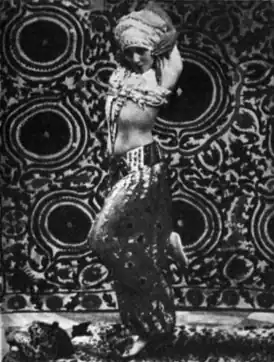 Кармен Тортола Валенсия в наряде индийской танцовщицы, 1915