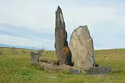 У подножия гряды. Стелы в оградках