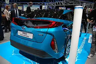 2016 Toyota Prius PHV с вогнутым задним стеклом