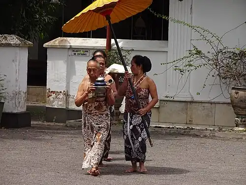 Ежедневная традиционная подача чая султану в кратоне