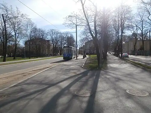 Трамвайная остановка «L. Koidula» на улице Вейценберга, справа — улица Л. Койдула