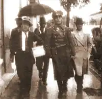 Передача урн для голосования.