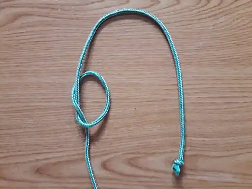 1. Сложить трос пополам, образовав закрытую петлю, завязать узел на левой половине