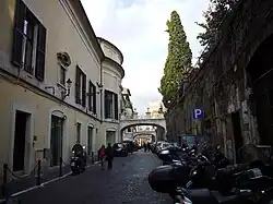 Фасад на улицу della Pilotta с четырьмя арками