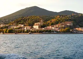 Вид на Рокка-Роману с озера Браччано