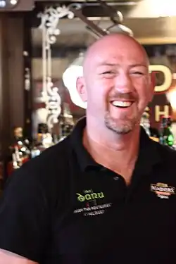 Бреннан в собственном баре De Danú, Тулуза