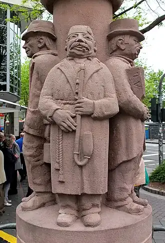 Фишер на скульптурной группе трирских оригиналов