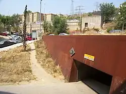 Вход на станцию метро с улицы Педроса. Вход находится ниже уровня платформы