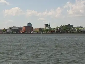 Вид на Труа-Ривьер с реки Святого Лаврентия