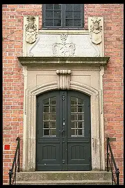 Вход в главное здание