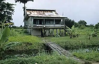 Старый дом, в котором проживала семья рабочего, на плантации Мариенбург. 1997 год.