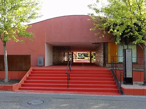 Вход в медиатеку и музыкальную школу