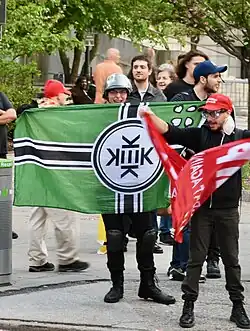 Сторонник Дональда Трампа с флагом Кекистана