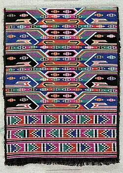 Парчовая вышивка народности Туцзя.  Династия Цин (1644—1911). Шанхайский музей на Народной площади.