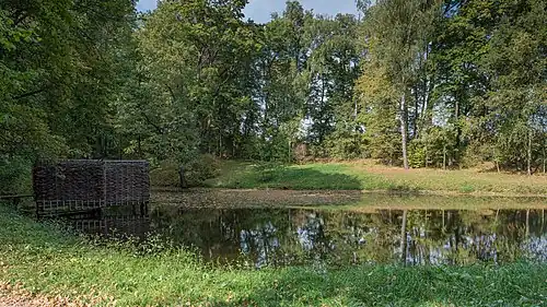 Средний пруд с купальней