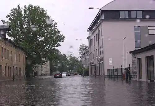 Наводнение на улице Туукрив 2004 году (справа дом 54)