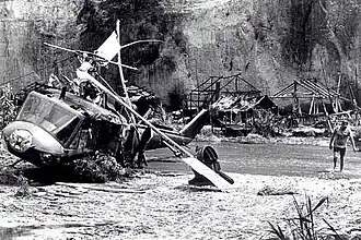 Обломки вертолёта на съёмочной площадке фильма после аварии