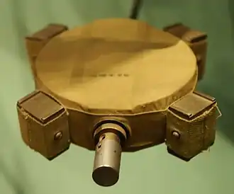 Мина Тип 99 в Имперском военном музее в Лондоне. Обратите внимание на четыре магнита, взрыватель и отсутствие на нём чеки