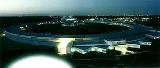 Ночной вид на кольцевое здание синхротрона.