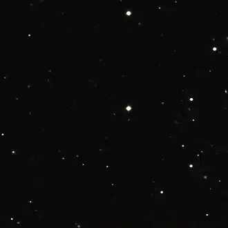 Составное изображение на основе данных, полученных SDSS и UKIDSS[англ.]. Квазар — это тусклая красная точка в центре изображения.