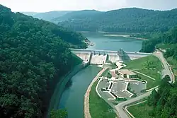 Плотина и водохранилище Стоунуолл-Джексон[англ.] у городка Уэстон. фото 1993 года.