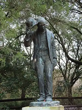 Памятник в музее