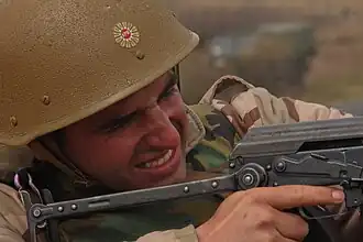 Македонский солдат в шлеме М89, хорошо заметная декаль с эмблемой Армии Республики Македония, 2012.