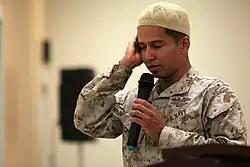 Муэдзин читает азан