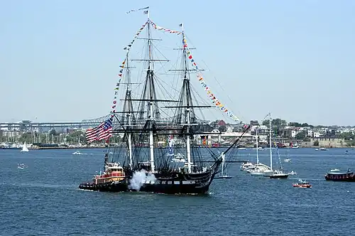 Constitution салютует кораблю USS Bataan (LHD-5)