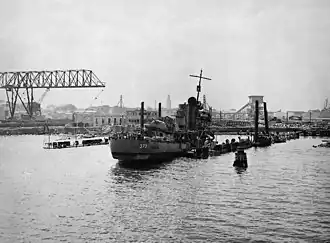 Вид с кормы. Док уже затонул, видна только верхняя часть его башен. В центре кормовая часть «Шоу».