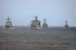 Слева направо: Ракетный крейсер типа «Тикондерога» USS Cowpens, эскадренный танкер-заправщик USNS Tippecanoe, эсминец УРО типа «Арли Бёрк» и фрегат УРО ВМС Австралии HMAS Canberra.