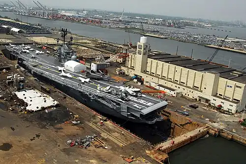 Авианосец USS Intrepid (CV-11) на реконструкции в 2006 году