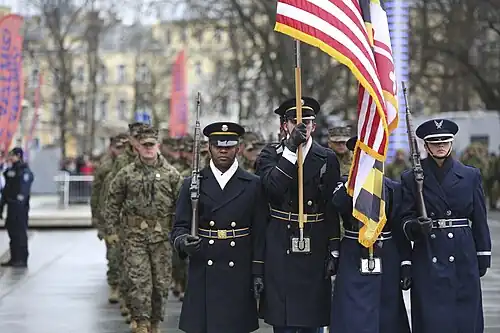 Морские пехотинцы США маршируют за бойцами почётного караула Национальной гвардии Мэриленда. Таллин, 2019 год