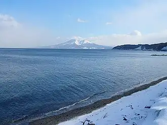 Залив Утиура и вулкан Комагатаке в окрестностях посёлка Якумо