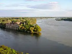 Руины одного из внешних укреплений крепости  в месте слияния Вислы и Нарева