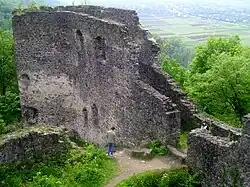 Одна из башен замка — Барбакан