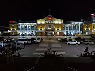 Вид на привокзальную площадь и здание вокзала