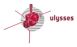 Логотип миссии «Улисс», на котором показан минималистичный профиль аппарата, окрашенный в красный цвет. На фоне показано схематическое изображение солнечной системы серого цвета. Справа от аппарата на фоне находится стилизованная «Улисс» на английском языке.