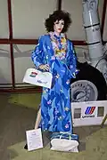 Униформа стюардесс авиакомпании United Airlines на авиалиниях в Гавайи, 1960-е годы. Экспонат Орегонского музея авиации и космонавтики[англ.]