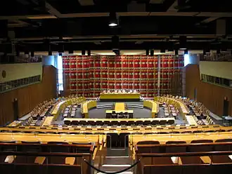 Зал заседаний Экономического и Социального Совета ООН. Оформление зала является даром Швеции